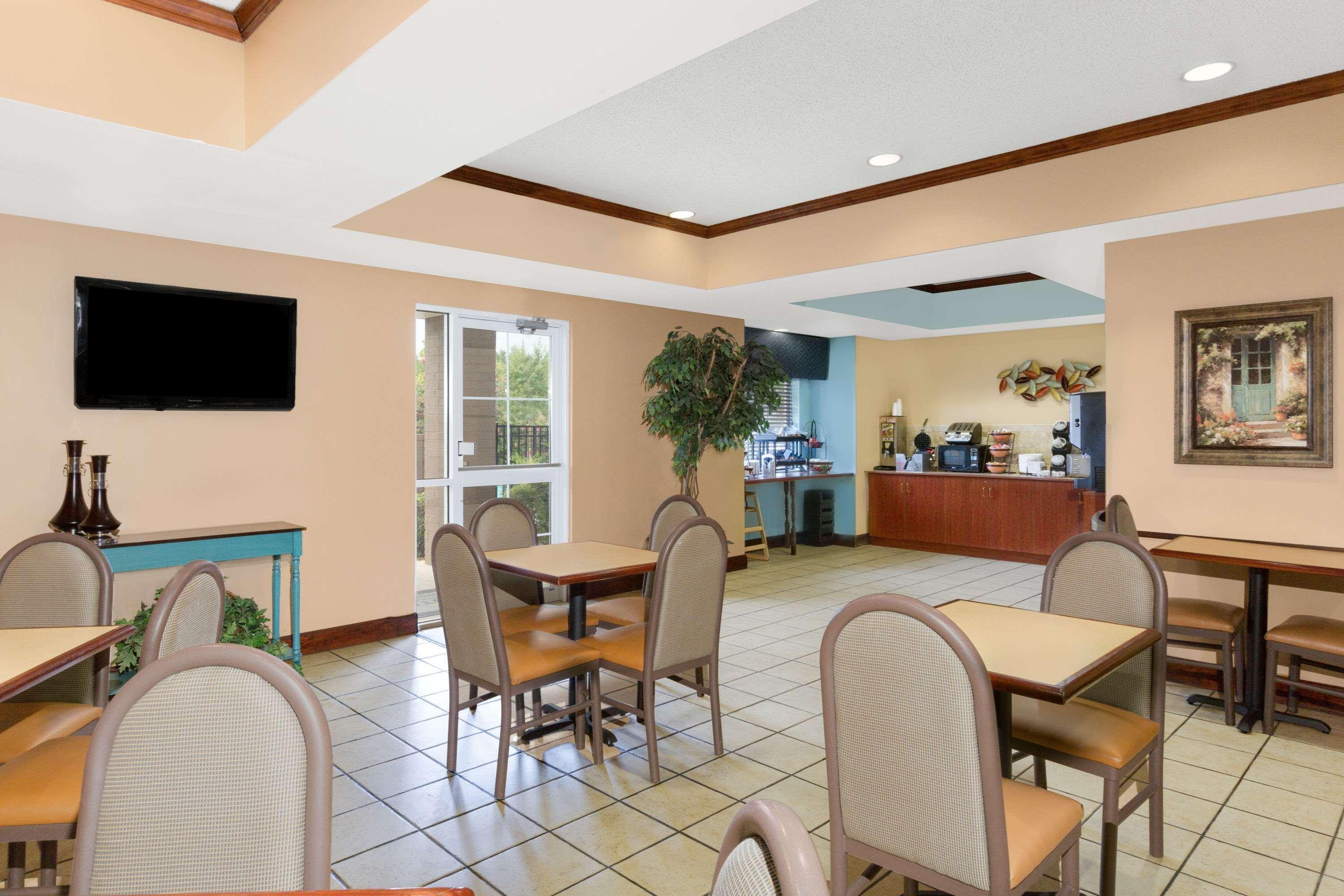 Microtel Inn & Suites By Wyndham Starkville Exterior photo